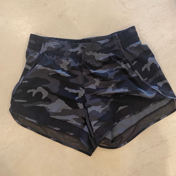 Athleta 4” mesh racer run short - Picture 3 of 6